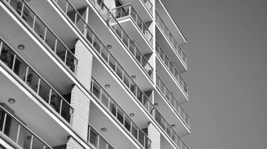 Yeni bir modern apartman detayını. Siyah ve beyaz.