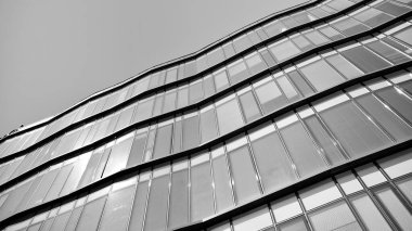 Yüksek kontrastlı siyah ve beyaz tonlu soyut modern mimari. Cam pencerede geometrinin mimarisi - monokrom.