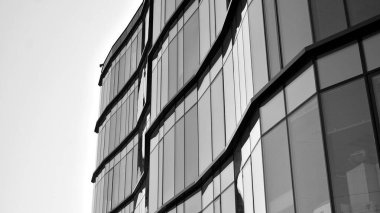 Yüksek kontrastlı siyah ve beyaz tonlu soyut modern mimari. Cam pencerede geometrinin mimarisi - monokrom.