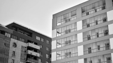 Yeni bir modern apartman detayını. Siyah ve beyaz.
