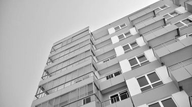 Yeni bir modern apartman detayını. Siyah ve beyaz.