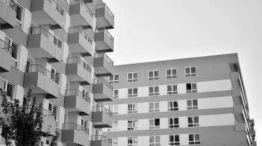 Yeni bir modern apartman detayını. Siyah ve beyaz.