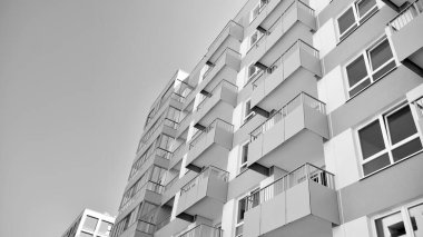 Yeni bir modern apartman detayını. Siyah ve beyaz.