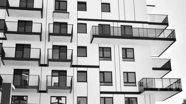 Detail Eines Modernen Mehrfamilienhauses Schwarz Weiß — Stockfoto