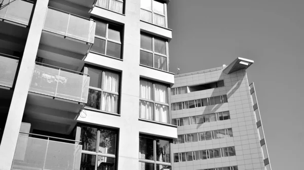 Detalle Nuevo Edificio Apartamentos Moderno Blanco Negro —  Fotos de Stock