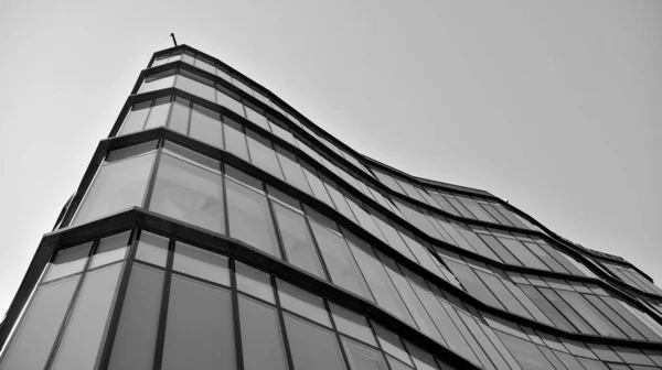 Yüksek Kontrastlı Siyah Beyaz Tonlu Soyut Modern Mimari Cam Pencerede — Stok fotoğraf