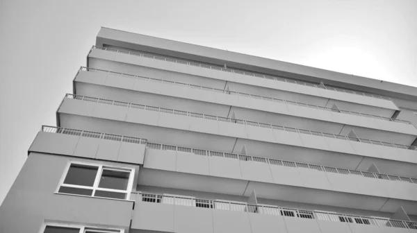 Detalle Nuevo Edificio Apartamentos Moderno Blanco Negro —  Fotos de Stock