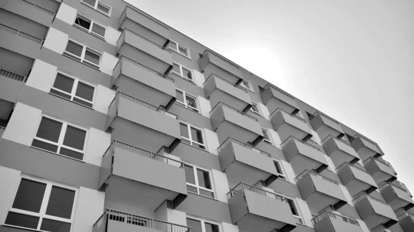Detalle Nuevo Edificio Apartamentos Moderno Blanco Negro —  Fotos de Stock