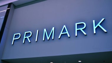 Varşova, Polonya. 1 Eylül 2020. Primark imzala. Şirket İşareti Önceliği.