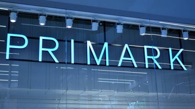 Varşova, Polonya. 1 Eylül 2020. Primark imzala. Şirket İşareti Önceliği.