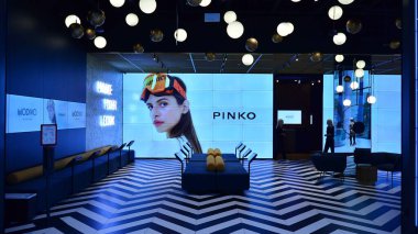 Varşova, Polonya. 1 Eylül 2020. İmzala Pinko. Şirket panosu Pinko.
