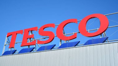 Varşova, Polonya. 3 Eylül 2020. Tesco imzala. Şirket tabelası Tesco.