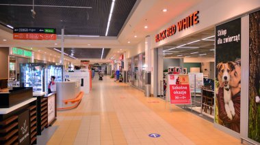 Varşova, Polonya. 3 Eylül 2020. Modern alışveriş merkezi Galeria Tesco 'nun içi.