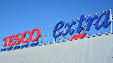 Varşova, Polonya. 3 Eylül 2020. Tesco Extra 'yı imzala. Şirket tabelası Tesco Extra.