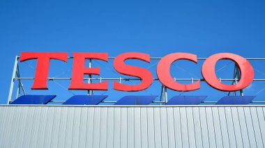 Varşova, Polonya. 3 Eylül 2020. Tesco imzala. Şirket tabelası Tesco.