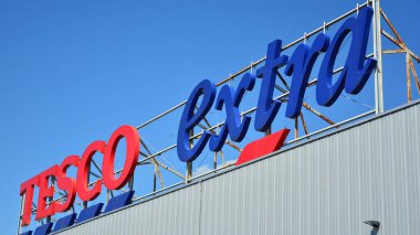 Varşova, Polonya. 3 Eylül 2020. Tesco Extra 'yı imzala. Şirket tabelası Tesco Extra.