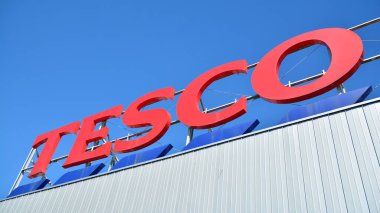 Varşova, Polonya. 3 Eylül 2020. Tesco imzala. Şirket tabelası Tesco.