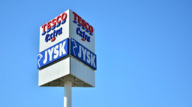 Varşova, Polonya. 3 Eylül 2020. Tesco Extra 'yı imzala. Şirket tabelası Tesco Extra.