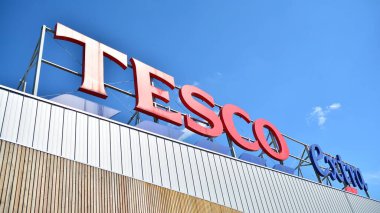 Varşova, Polonya. 3 Eylül 2020. Tesco Extra 'yı imzala. Şirket tabelası Tesco Extra.