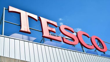 Varşova, Polonya. 3 Eylül 2020. Tesco imzala. Şirket tabelası Tesco.