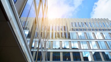 Ofis binası, mavi cam duvar ve güneş yansımalarının detayları..