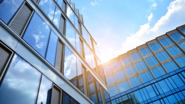 Ofis binası, mavi cam duvar ve güneş yansımalarının detayları..