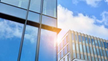 Ofis binası, mavi cam duvar ve güneş yansımalarının detayları..