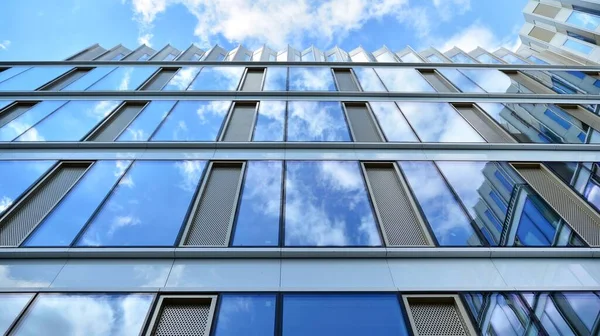 Bürogebäude Blaue Glaswand Reflexion Detail Modernes Bürogebäude Und Klarer Himmel — Stockfoto