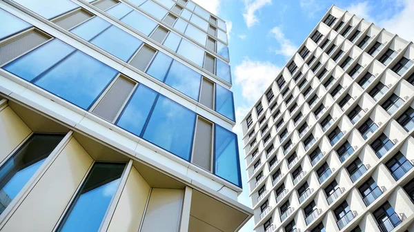 Edifício Escritórios Detalhe Reflexão Parede Vidro Azul Edifício Escritório Moderno — Fotografia de Stock