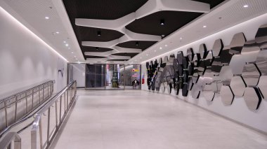 Varşova, Polonya. 8 Eylül 2020. HUB ofis binasındaki modern alışveriş merkezinin içi.