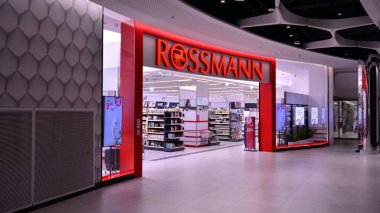 Varşova, Polonya. 8 Eylül 2020. Rossmann imzası. Şirket tabelası Rossmann.  
