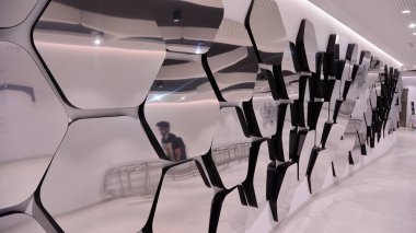 Varşova, Polonya. 8 Eylül 2020. HUB ofis binasındaki modern alışveriş merkezinin içi.