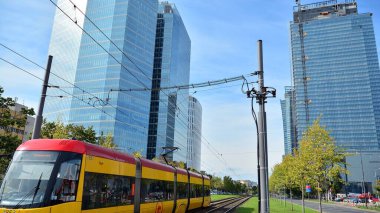 Varşova, Polonya. 8 Eylül 2020. Rondo Daszynski egosu. Binalar, tramvaylar ve arabalar.