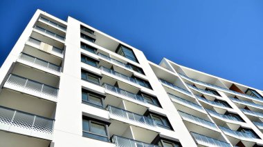 Modern apartman binasının mimari detayları. Modern Avrupa konut binası kompleksi.