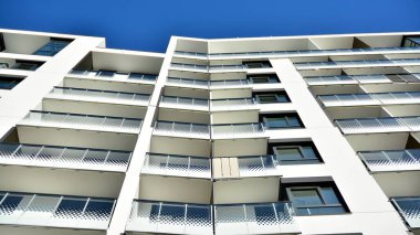 Modern apartman binasının mimari detayları. Modern Avrupa konut binası kompleksi.