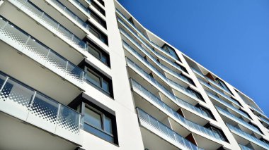 Modern apartman binasının mimari detayları. Modern Avrupa konut binası kompleksi.