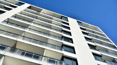 Modern apartman binasının mimari detayları. Modern Avrupa konut binası kompleksi.