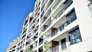 Modern apartman binasının mimari detayları. Modern Avrupa konut binası kompleksi.