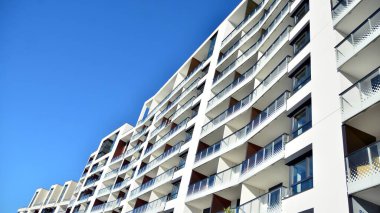 Modern apartman binasının mimari detayları. Modern Avrupa konut binası kompleksi.
