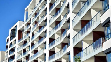 Modern apartman binasının mimari detayları. Modern Avrupa konut binası kompleksi.