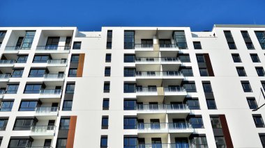 Modern apartman binasının mimari detayları. Modern Avrupa konut binası kompleksi.