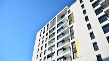 Modern apartman binasının mimari detayları. Modern Avrupa konut binası kompleksi.