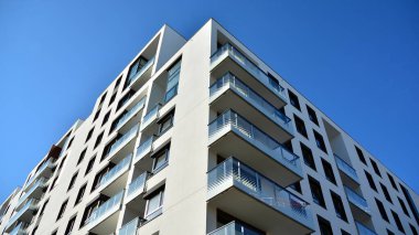 Modern apartman binasının mimari detayları. Modern Avrupa konut binası kompleksi.