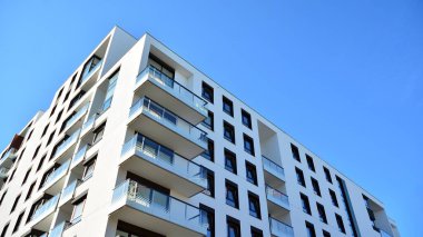 Modern apartman binasının mimari detayları. Modern Avrupa konut binası kompleksi.