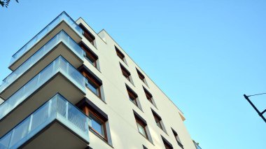 Modern apartman binasının mimari detayları. Modern Avrupa konut binası kompleksi.