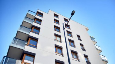 Modern apartman binasının mimari detayları. Modern Avrupa konut binası kompleksi.