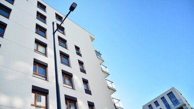 Modern apartman binasının mimari detayları. Modern Avrupa konut binası kompleksi.