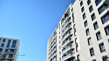 Modern apartman binasının mimari detayları. Modern Avrupa konut binası kompleksi.