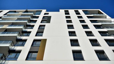 Modern apartman binasının mimari detayları. Modern Avrupa konut binası kompleksi.