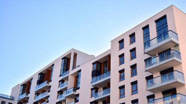 Modern apartman binasının mimari detayları. Modern Avrupa konut binası kompleksi.
